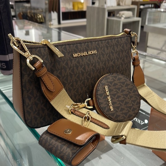 MICHAEL KORS
Jet Set Logo Crossbody Bag with Case for Apple Airpods Pro®
Brown - Picture 14 of 16